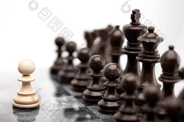 创意商业概念图，一兵对弈全套棋子。