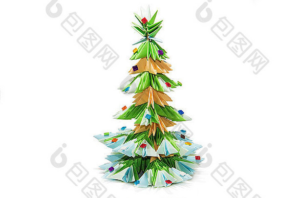 白色背景上的折纸圣诞树