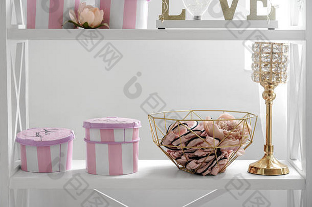 粉色条纹礼品盒，带金色家居配件，带金色金属丝，白色搁板