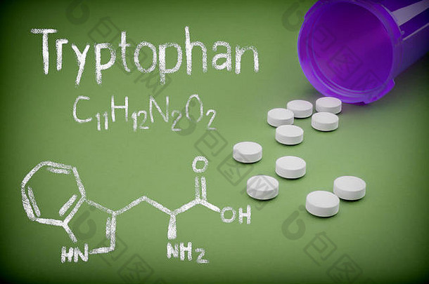 从绿色背景的开瓶中溢出的药丸，用粉笔书写的trytophan化学，概念图