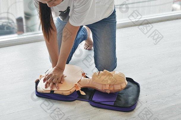 心肺复苏训练。CPR急救<strong>培训课程</strong>中受训者手泵在假人胸部的特写镜头