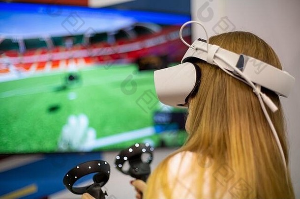 年轻的高加索人女孩虚拟现实头盔持有控制棒手戏剧游戏关闭软焦点背景模糊