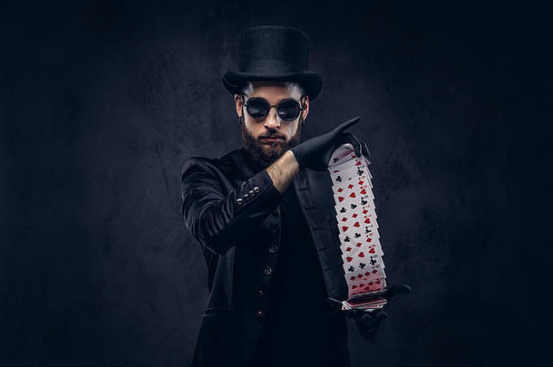 魔术师用扑克牌表演魔术。