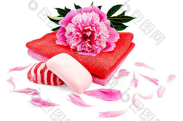 <strong>纯色</strong>的红色和粉色条纹肥皂、两条毛巾和一个π介子被隔离在白色<strong>背景</strong>上
