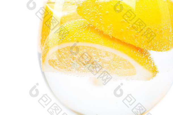 <strong>玻璃</strong>杯里的柠檬