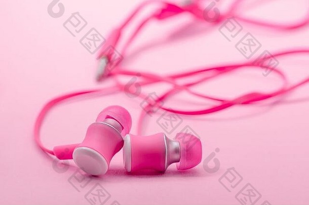 粉色背景的入耳式耳机，可选择对焦