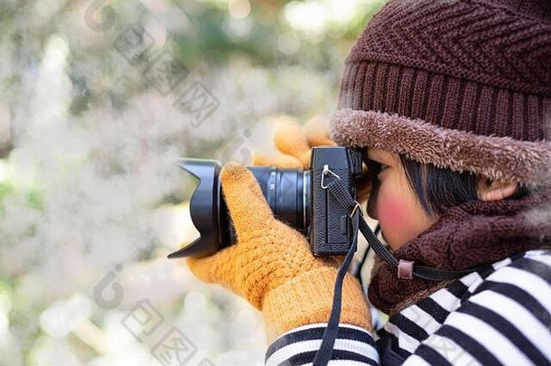 肖像可爱的女孩羊毛他采取图片数字相机天气冷模糊背景摄影概念