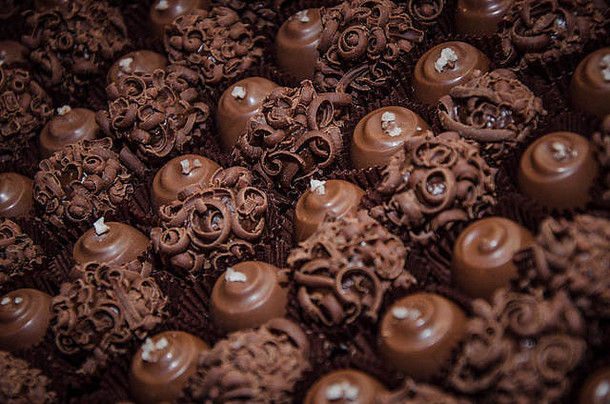 婚礼糖果桌上的巧克力块菌
