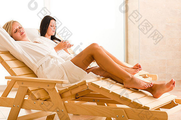 两位美女坐在日光浴床上放松<strong>身心健康</strong>豪华水疗中心