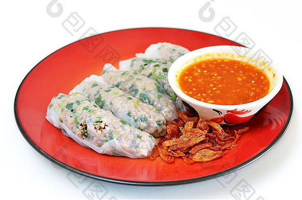 越南米粉卷，内馅猪肉片和蔬菜，炸洋葱配辣酱