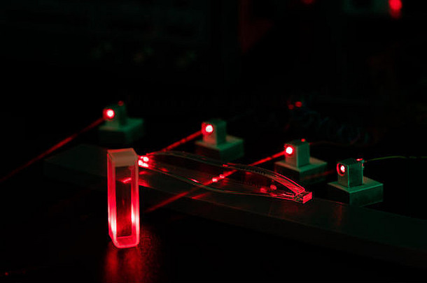 红光激光器在光子学实验室中的实验