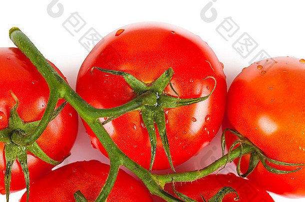 在白色背景上隔离的一束成熟西红柿特写镜头