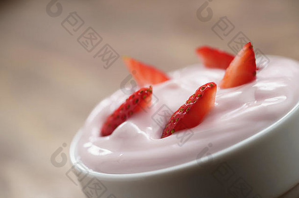 有机草莓酸奶白色碗木表格