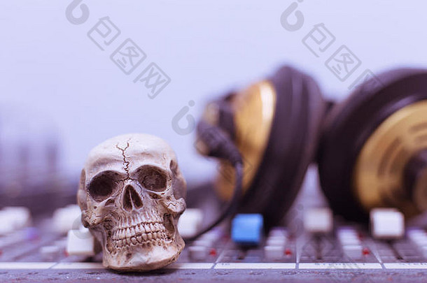 人类头骨休息声音混合机背景混合机控制台耳机古董语气
