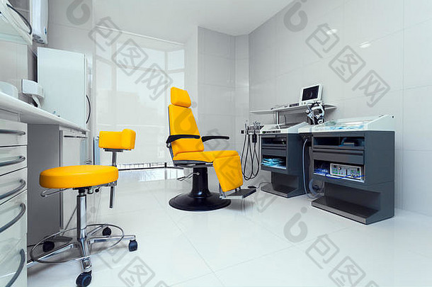 牙医办公室的时尚明亮的橙色扶手椅