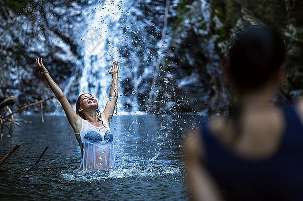 有吸引力的年轻的女人洗澡瀑布