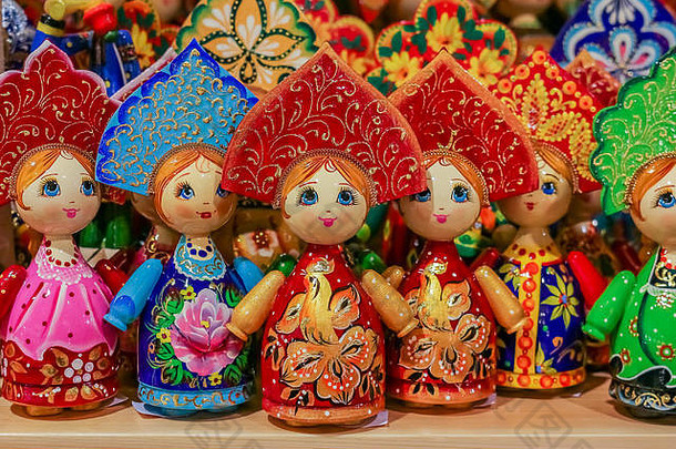 在俄罗斯莫斯科的一家纪念品商店里陈列着五颜六色的传统俄罗斯matryoshka筑巢娃娃