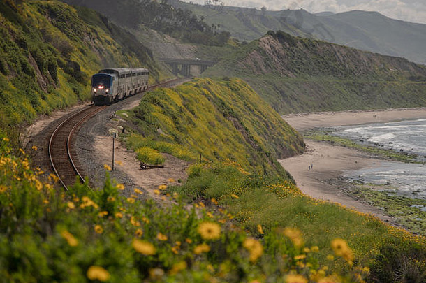 surfliner乘客表达火车运行铁路跟踪悬崖太平洋海洋圣诞老人芭芭拉县加州美国