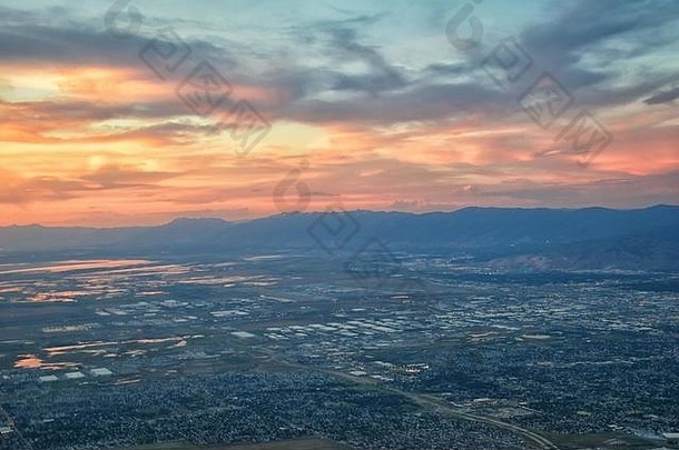 在瓦萨奇落基山山脉，从飞机上鸟瞰大盐湖日落，在春天的白天，云景和风景<strong>一览</strong>无余。在犹他州