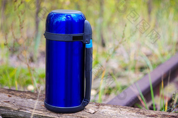 蓝色的热水瓶储蓄热饮料热水瓶左