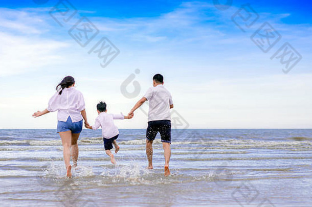 快乐家庭跳海滩