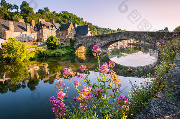 迪南古老的中世纪桥梁和石头房子倒映在法国科茨德阿莫尔省布雷塔尼的兰斯河上