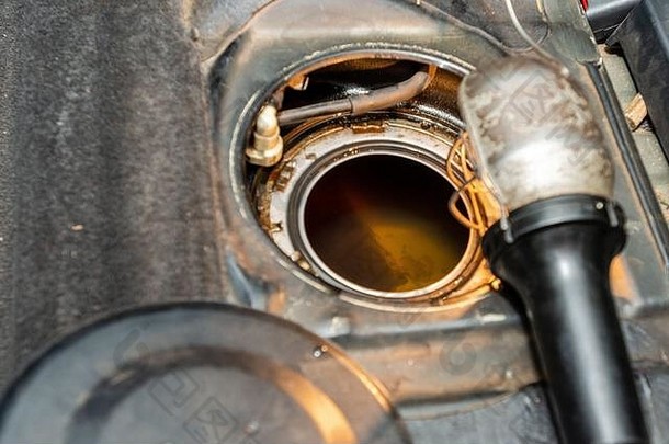 检查和清洁燃油箱的特写镜头。拆开修理的机动车辆