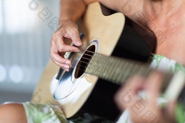 弹吉他的女人。。