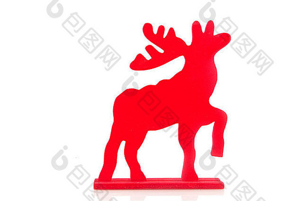 一只隔离在白色地面上的圣诞驯鹿的红色剪影