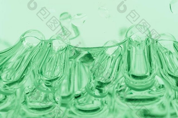 注射用玻璃医用安瓿瓶。药物是液体氯化钠，在壶腹中含有大量的水溶液。闭合。瓶子可以是多色的。