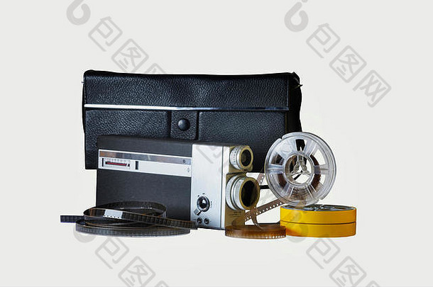 8mm胶卷相机，带正版黑色包，一个垂直位置的卷轴和两个黄色支架的卷轴。卷轴之间的胶片带
