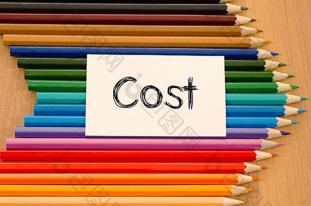 成本文本概念和木制背景上的彩色铅笔