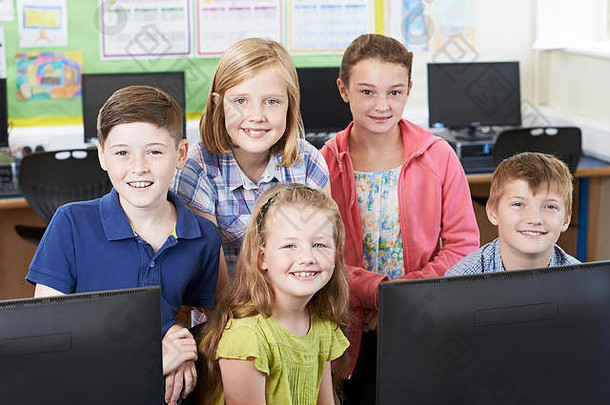 小学生在计算机课上的画像