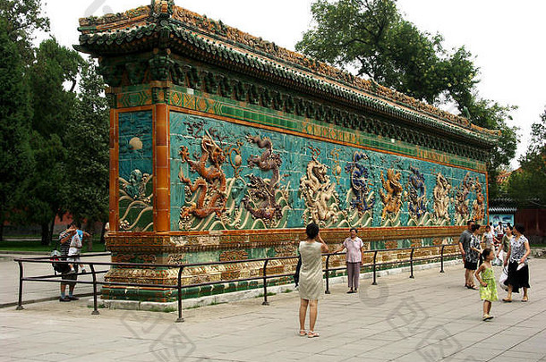 九龙墙建于1756年，高5米，长23米，厚1.2米。北京北海公园，中国。