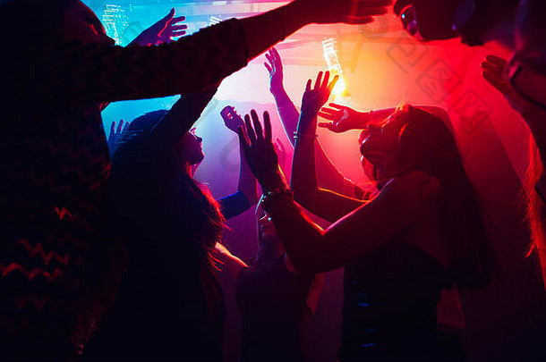 人群人轮廓提出了手舞池霓虹灯光背景晚上生活俱乐部音乐跳舞运动青年purple-pink颜色移动女孩男孩