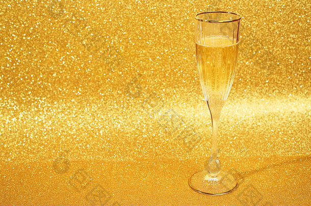 一杯香槟酒，背景上闪烁着金光