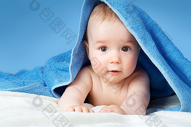 毛巾里的可爱婴儿