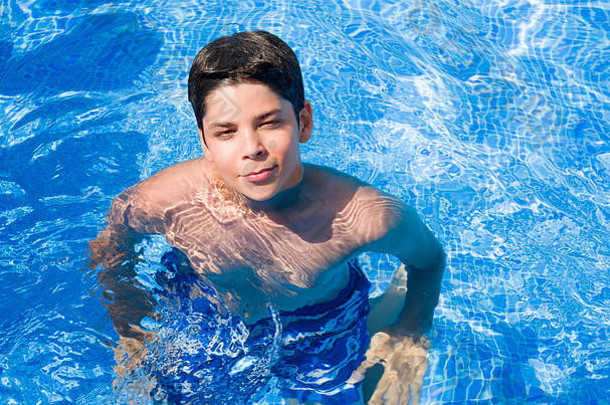 年轻的孩子假期游泳池海滩自信表达式聪明的脸思考
