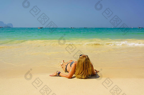 女人休息热带海滩泰国