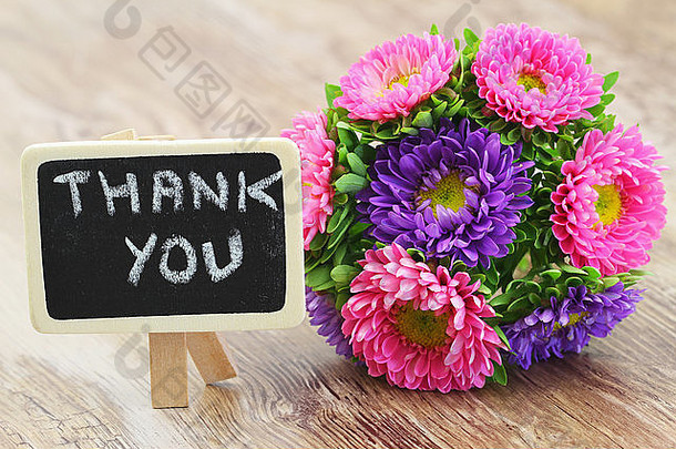 谢谢你写在迷你黑板上和五颜六色的雏菊花束上