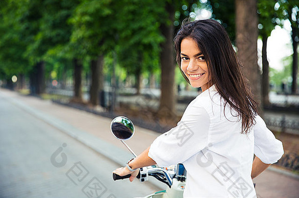 快乐美丽的女人骑踏板车相机