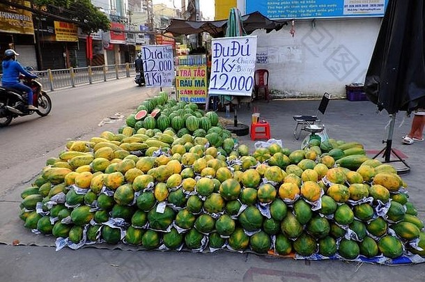 越南胡志明市——2020年1月18日：许多木瓜水果在户外农贸市场的地板上出售，农产品即售即用