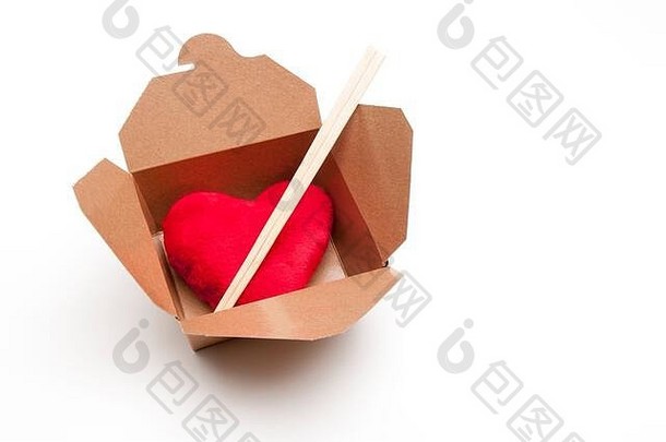 放在棕色外卖容器上的筷子，容器里装满了毛茸茸的红人心