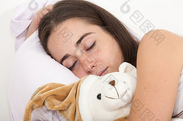 和泰迪熊睡觉的女人