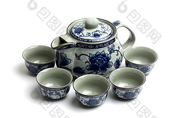 中国茶具，茶杯和茶壶隔在白色表面