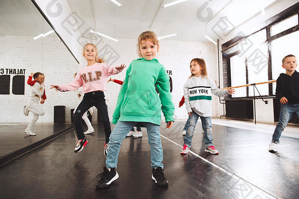 舞蹈学校的孩子们。芭蕾舞、嘻哈、街头、时髦和现代舞者在工作室背景下表演。儿童表现出有<strong>氧元素</strong>。嘻哈风格的青少年。运动、健身和生活方式概念。