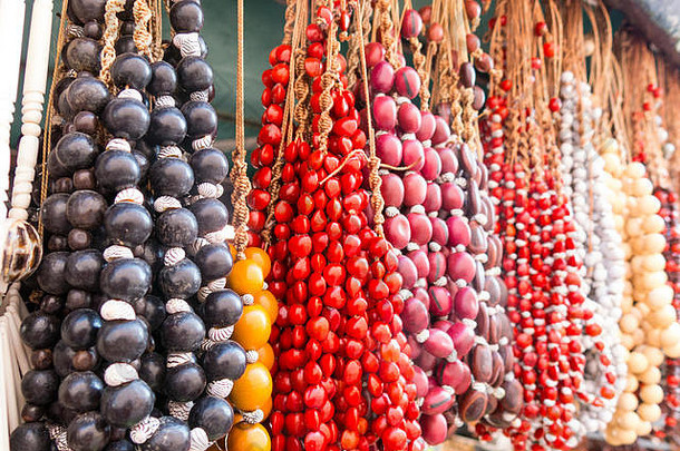 典型的古巴纪念品：种子项链。在古巴，用加勒比海种子制成的有机珠宝很受欢迎。古巴西恩富戈斯市的街头市场。