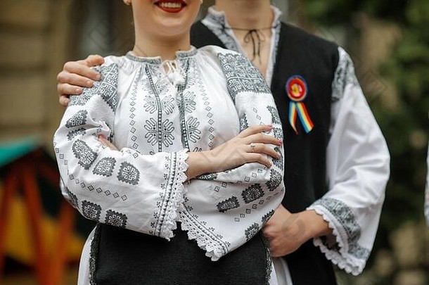 细节传统的罗马尼亚服装年轻的女人男人。