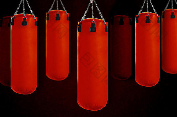 红色拳击袋，用于拳击或踢腿拳击运动。