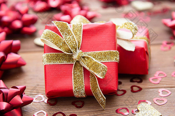 红色的礼物盒子弓木背景复制空间情人节一天生日圣诞节